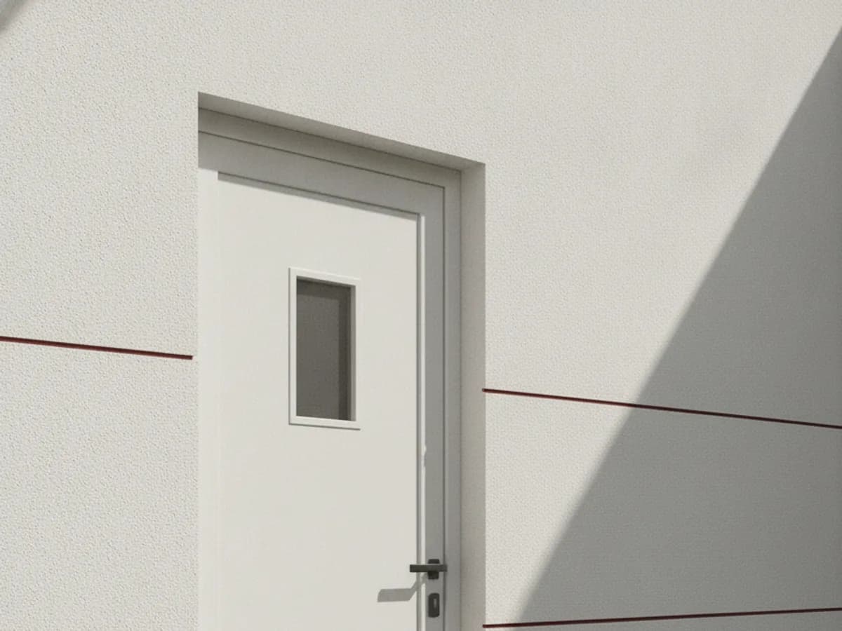 Weiße Nebeneingangstür, Blick vom Garten